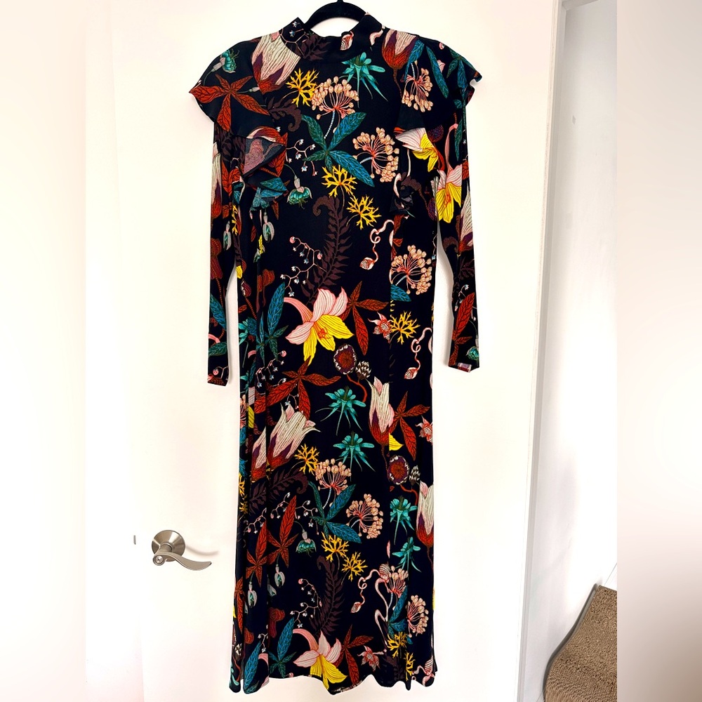 H&M long sleeve dress with ruffles on shoulders. Size 6